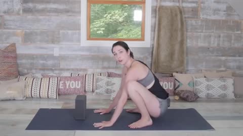 Crow Pose Tutorial - How To Do Crow Pose For Beginners Bakasana