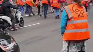 Working class mother pleads with posho crusty leftists "just stop oil" to move out the road...