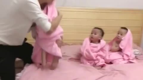 Dad cares 🤣 her children in funny way movement