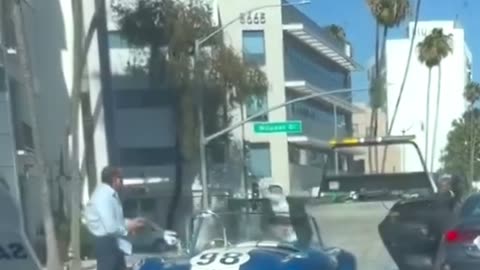 Wealthy Man Robbed in LA by Gang While Exotic Car Was Being Towed