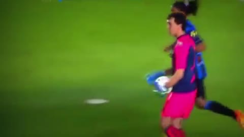 VIDEO: Ronaldinho stole the ball from Goalkeeper