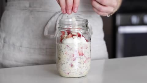 Super easy overnight oats easy healthy breakfast.