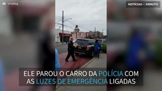 Policial estaciona mal o carro para comprar pizza