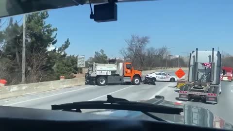 Today DC residents gave the US trucker convoy angry fists & middle fingers