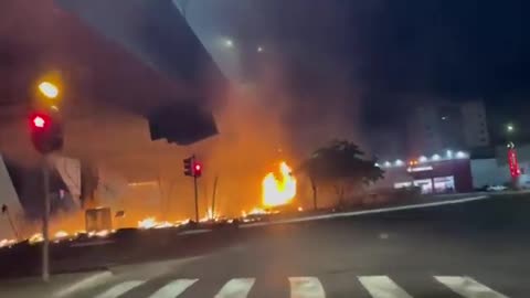 Incêndio atinge viaduto da T-63 em Goiânia