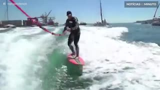Surfista pega onda durante 10 minutos e bate recorde em Portugal