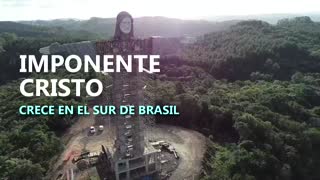 Cristo Protector de 43 metros de altura crece en el sur de Brasil