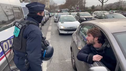 Intimidazione della polizia francese - Fotografano le targhe.