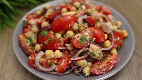 Delicious salad in 5 minutes with tuna and chickpeas