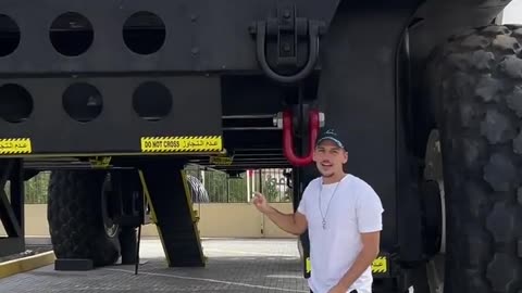 This insane 21-foot tall Giant Hummer is bigger than my apartment 🤣