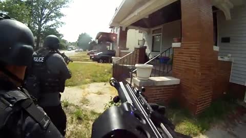 💥💥💥 Helmet cam video of 2012 Evansville PD SWAT raid 😱😱😱