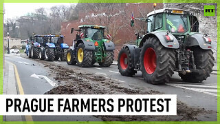 Convoy of tractors takes over Prague streets