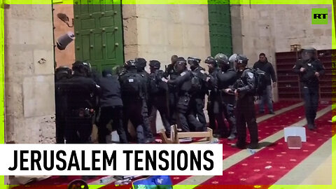 Israeli police pelted with objects at Al-Aqsa Mosque gates