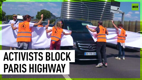 Activists block Paris highway demanding green renovation