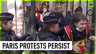 Pension reform protesters try to break into stores in Paris