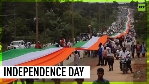 Thousands carry 9km-long Indian flag celebrating independence from British rule