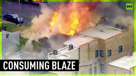 Raging fire takes over Chicago building