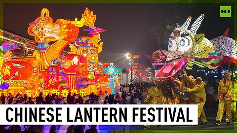 Chinese Lantern Festival fascinates visitors with lights and colors