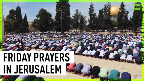 Prayers after clashes with police in Jerusalem