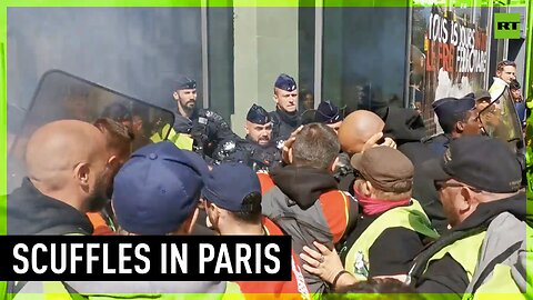 Railway workers attempt to storm Fret SNCF headquarters in Paris