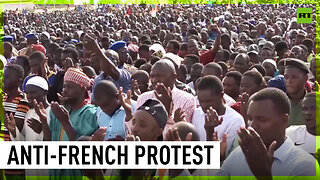 Thousands demand French troops leave Niger