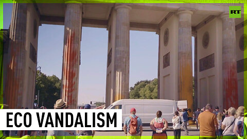 Climate activists attack iconic Berlin landmark