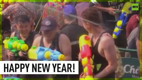 Huge water fights in Thailand as Buddhist New Year celebrations resume