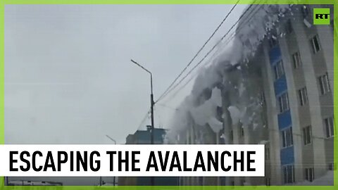 Avalanche from building roof nearly crushes pedestrian in Sakhalin
