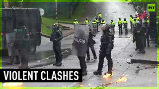Molotov cocktails vs smoke bombs | Colombian protesters clash with police
