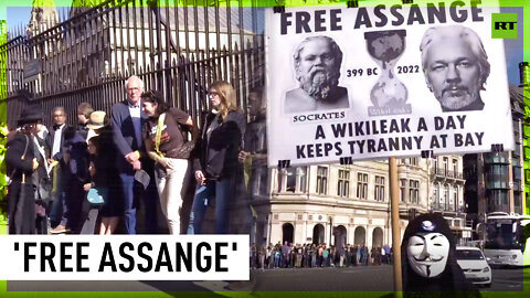 Corbyn, Brand, Stella Moris join massive human chain in support of Julian Assange