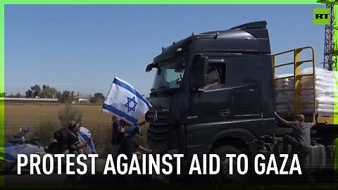 Israeli protesters attempt to stop humanitarian aid from entering Gaza