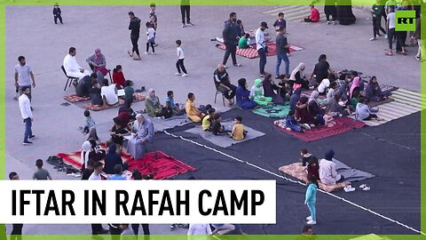 Refugees in Rafah break fast with collective iftar on Ramadan