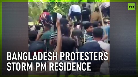 Bangladesh PM resigns & leaves the country | Protesters storm Dhaka residence