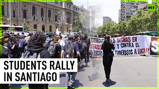 Students in Santiago scuffle with police during protest