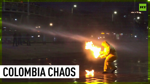 Violent clashes erupt between protesters & cops in Bogota