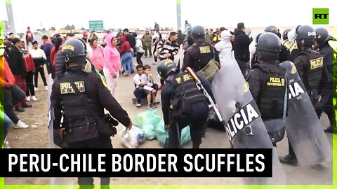 Migrants scuffle with police at Peru-Chile border