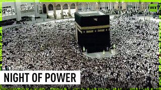 Tens of thousands celebrate holiest Ramadan night in Mecca