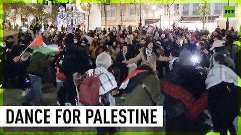 Parisian protesters perform Palestinian folk dance