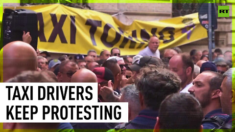 Italian taxi drivers block the streets of Rome