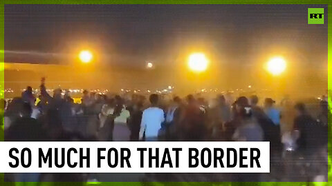 Hundreds of migrants run openly across US border