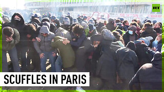 On-strike garbage collectors brawl with Paris police in pension reform protest