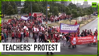 Thousands of teachers march in Berlin for better working conditions