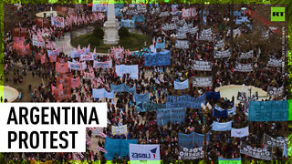 Massive anti-govt march in Argentina amid surging living costs & inflation