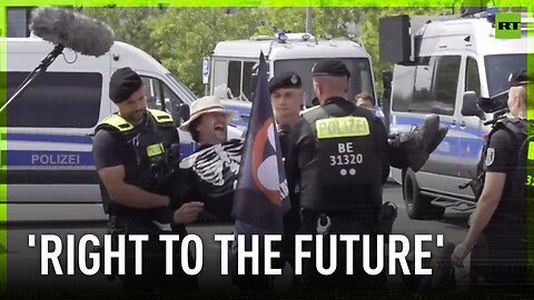 Berlin cops remove screaming climate activists
