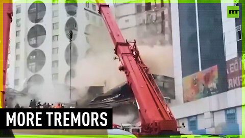 New tremors destroy building during rescue operation in Türkiye