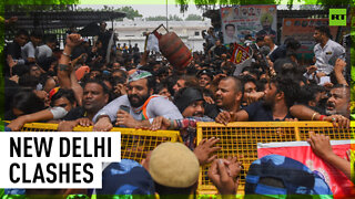 Police drag away anti-govt protesters in New Delhi