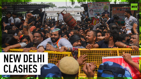 Police drag away anti-govt protesters in New Delhi