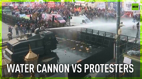 Water cannon used on protesters in Buenos Aires as Senate votes on state overhaul