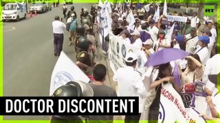 Doctors protest over pay and working conditions in Peru