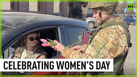 Russian military inspectors surprise Donetsk locals with flowers on Intl Women’s Day